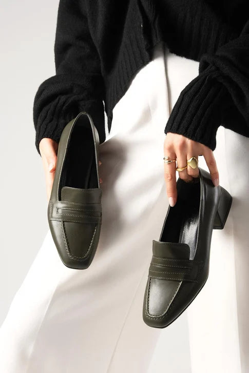 حذاء بكعب قصير باللون الأخضر