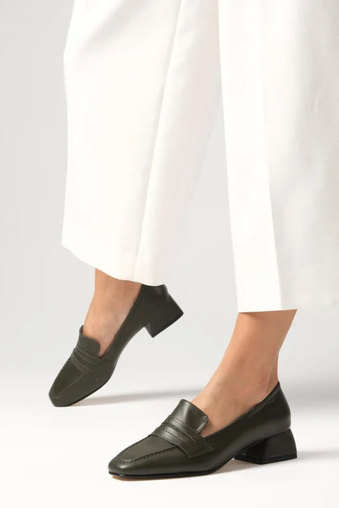 حذاء بكعب قصير باللون الأخضر