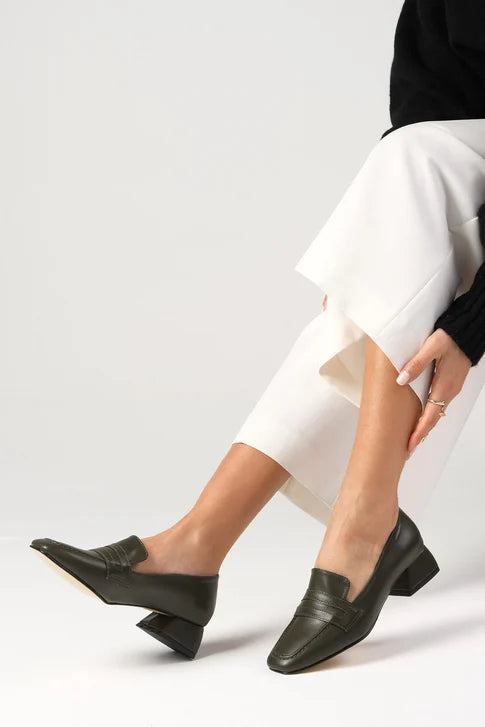 حذاء بكعب قصير باللون الأخضر