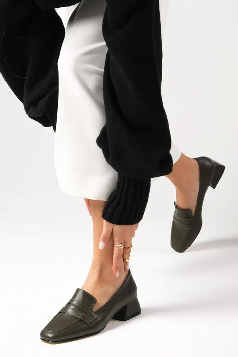 حذاء بكعب قصير باللون الأخضر