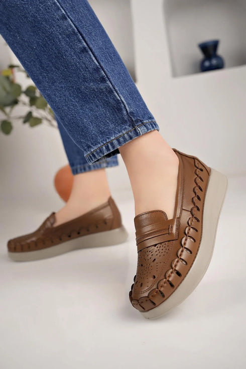 حذاء كاجوال نسائي من الجلد الطبيعي لون عسلي