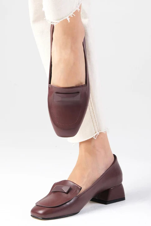 حذاء بكعب قصير باللون العنابي