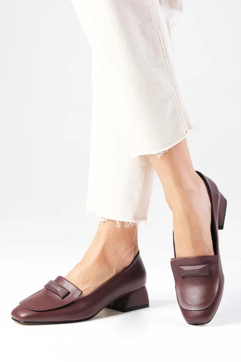 حذاء بكعب قصير باللون العنابي