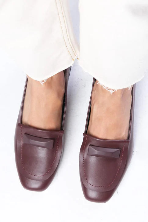 حذاء بكعب قصير باللون العنابي