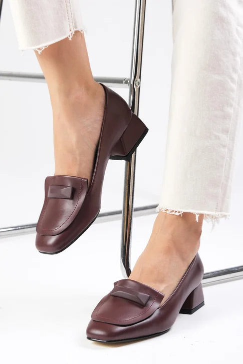 حذاء بكعب قصير باللون العنابي