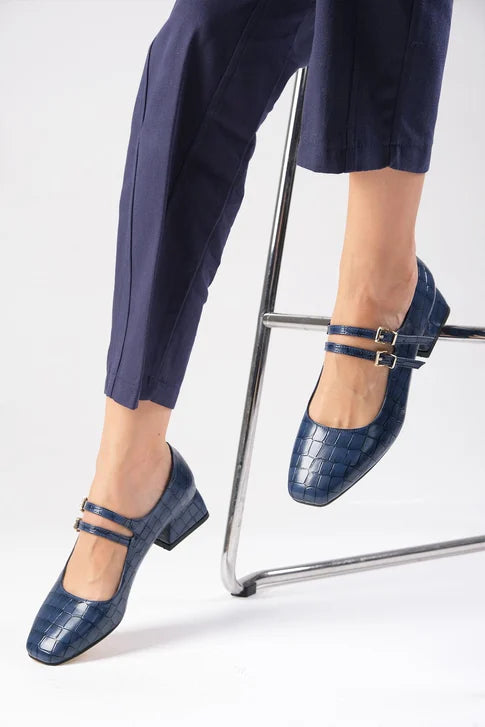 حذاء كعب قصير باللون الكحلي