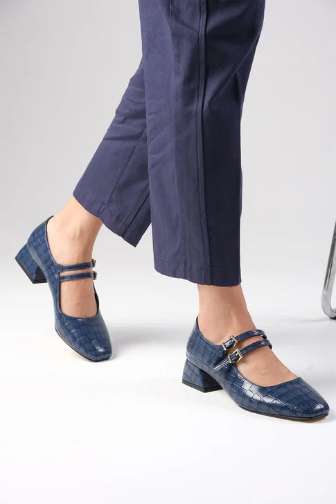 حذاء كعب قصير باللون الكحلي