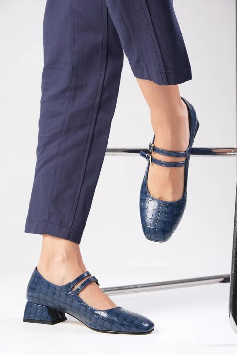 حذاء كعب قصير باللون الكحلي