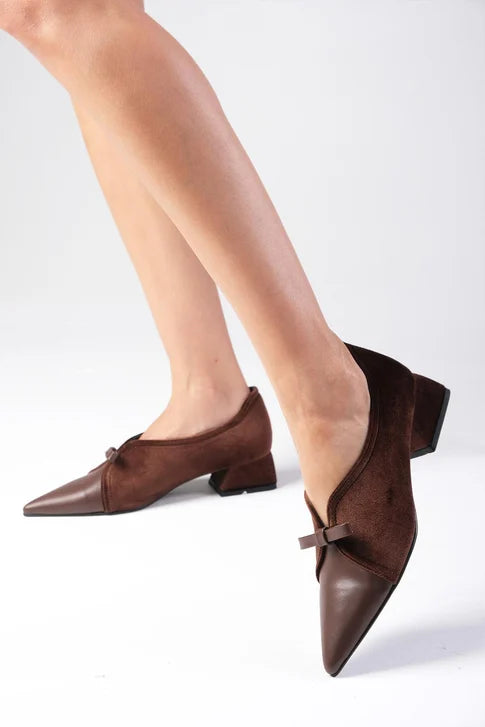 حذاء مخمل بكعب قصير- بني