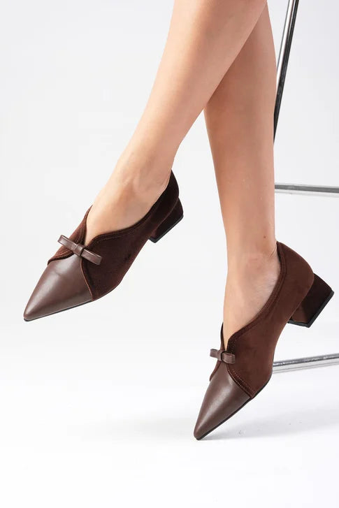 حذاء مخمل بكعب قصير- بني