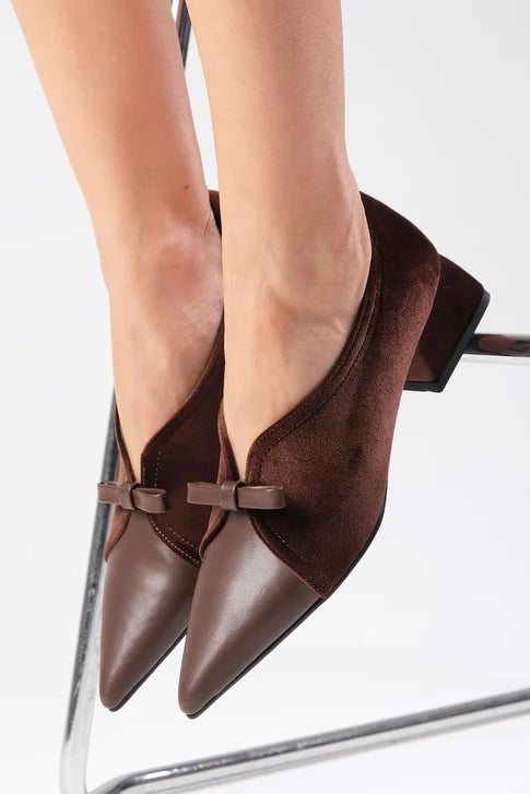 حذاء مخمل بكعب قصير- بني