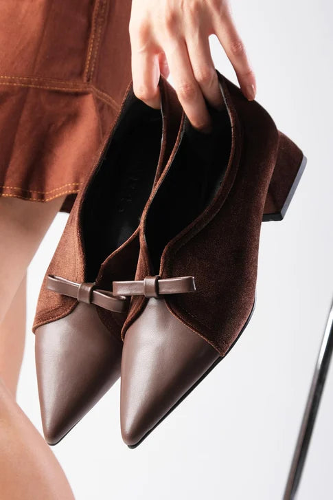 حذاء مخمل بكعب قصير- بني