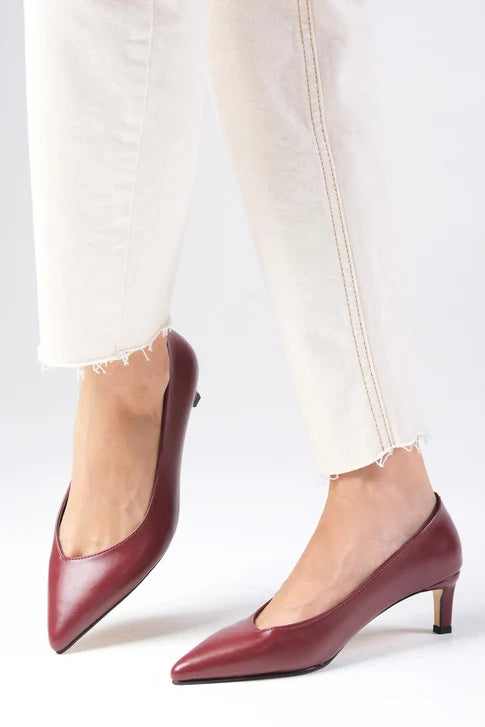 حذاء بكعب قصير لون عنابي