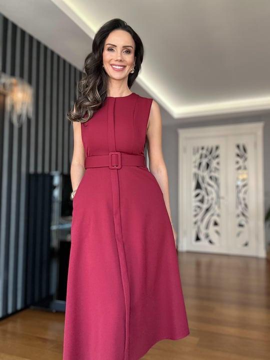 فستان بحزام لون خمري