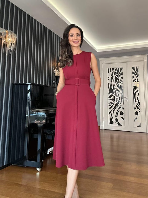 فستان بحزام لون خمري