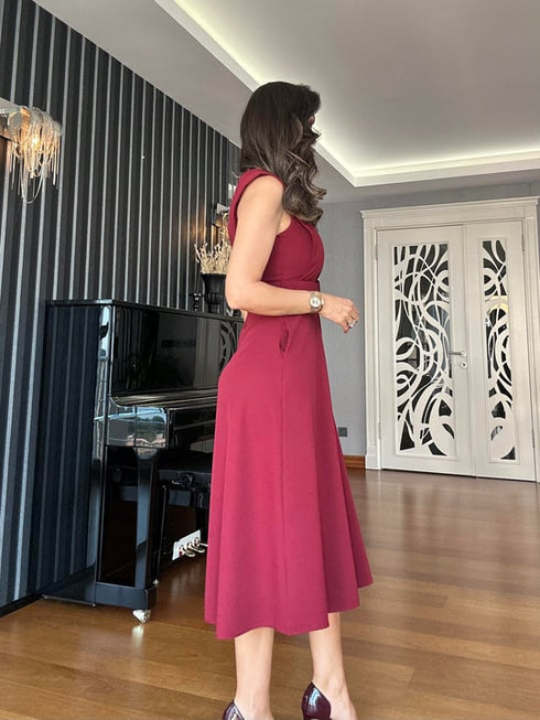 فستان بحزام لون خمري