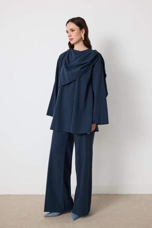 طقم قطعتين مع بروش على الكتف باللون الكحلي