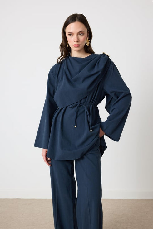 طقم قطعتين مع بروش على الكتف باللون الكحلي