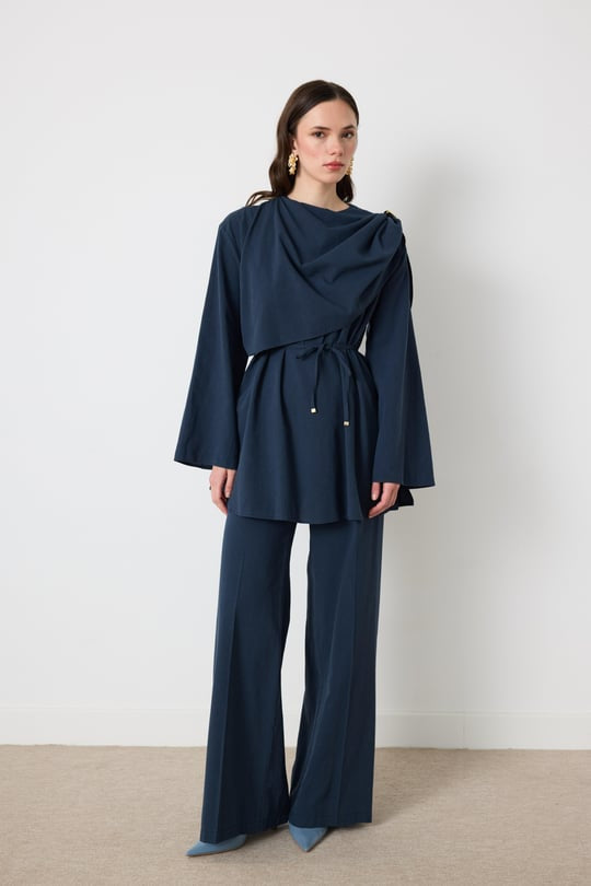 طقم قطعتين مع بروش على الكتف باللون الكحلي