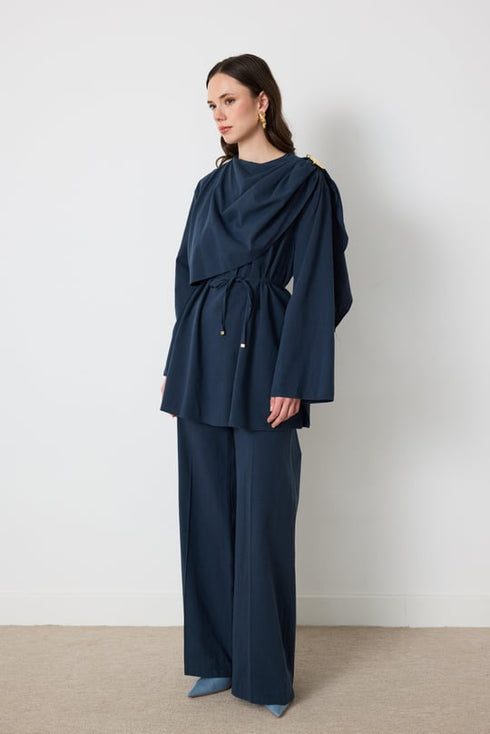 طقم قطعتين مع بروش على الكتف باللون الكحلي