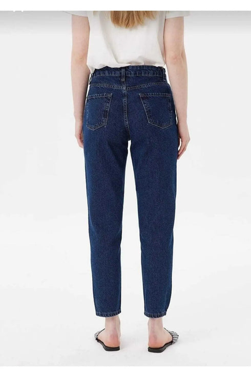 بنطلون جينز باللون الأزرق الغامق عالي الخصر