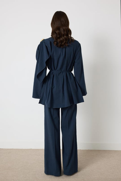 طقم قطعتين مع بروش على الكتف باللون الكحلي