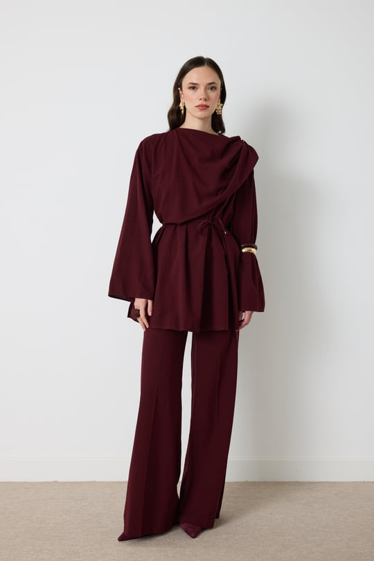 طقم قطعتين مع بروش على الكتف باللون البوردو