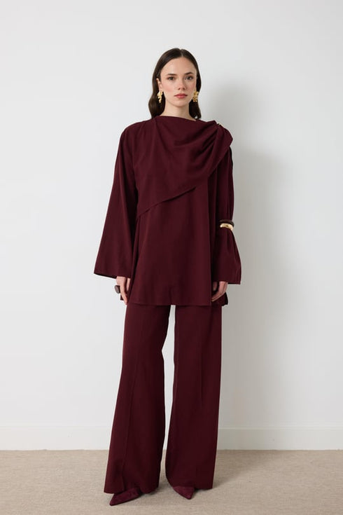 طقم قطعتين مع بروش على الكتف باللون البوردو