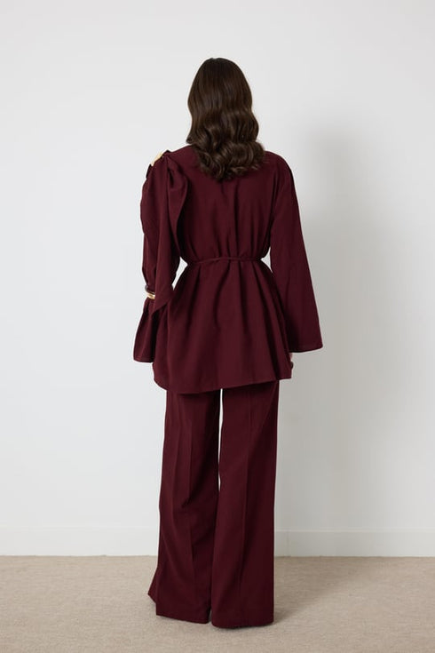 طقم قطعتين مع بروش على الكتف باللون البوردو