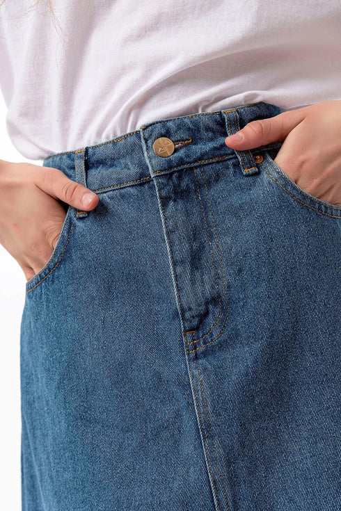 تنورة طويلة من الدينيم لون أزرق