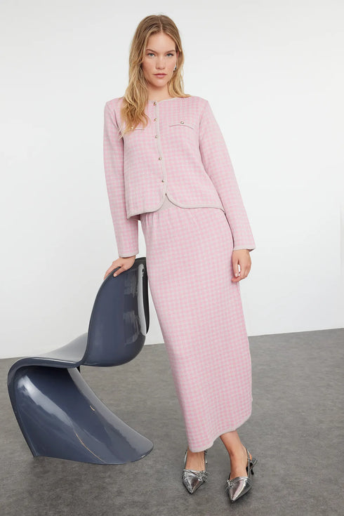 طقم تريكو منقوشة باللون الوردي