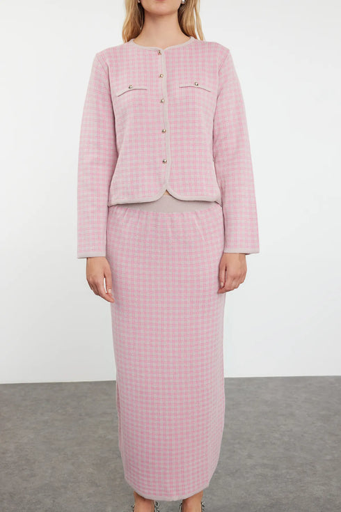 طقم تريكو منقوشة باللون الوردي