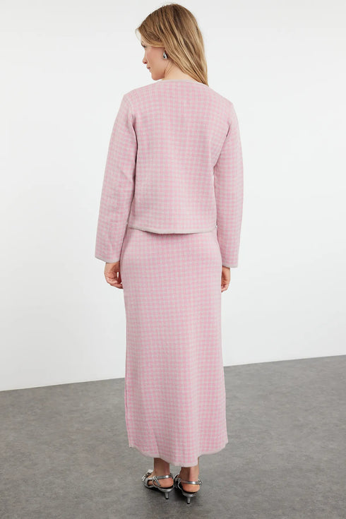 طقم تريكو منقوشة باللون الوردي