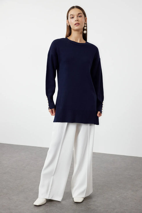 كنزة - تريكو مزينة باللؤلؤ باللون الأزرق الغامق