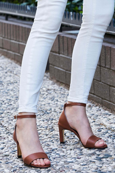 صندل نسائي بكعب لون عسلي