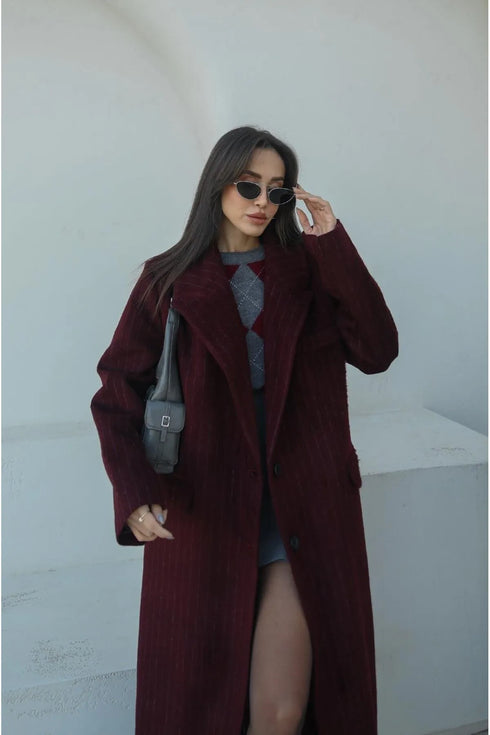 معطف جوخ مخطط باللون البوردو