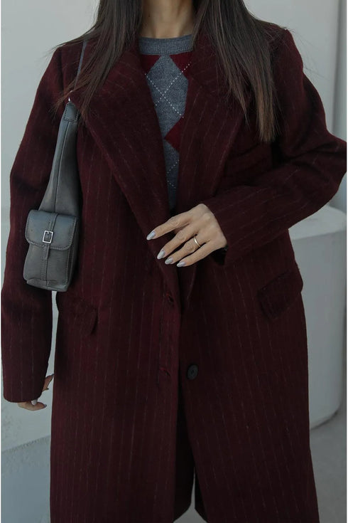 معطف جوخ مخطط باللون البوردو