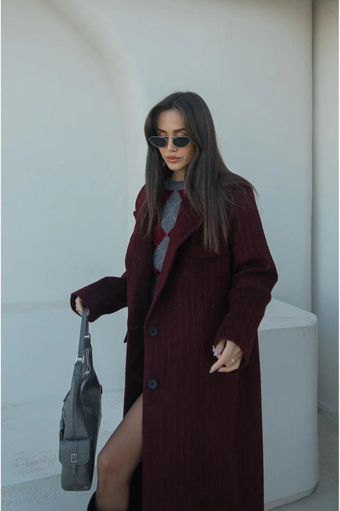 معطف جوخ مخطط باللون البوردو