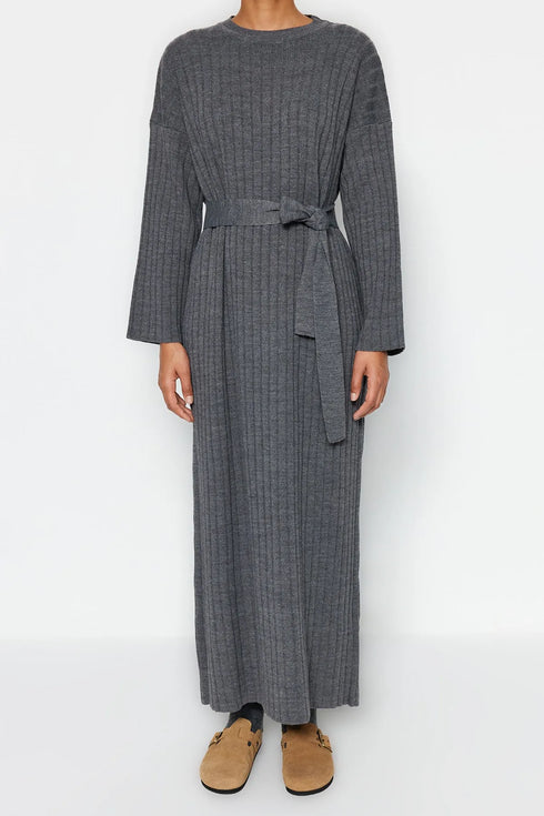 فستان تريكو بحزام لون رمادي