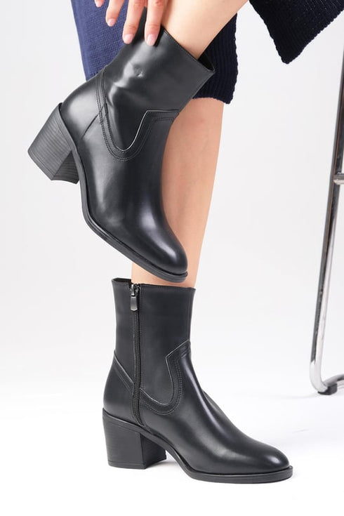 جزمة نسائية أسود اللون بكعب عالي