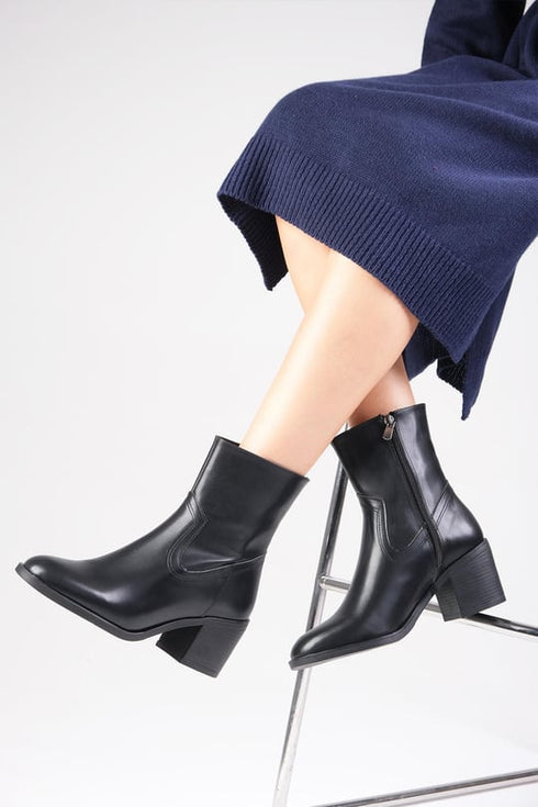 جزمة نسائية أسود اللون بكعب عالي