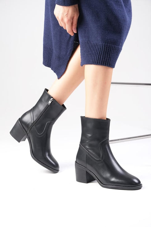 جزمة نسائية أسود اللون بكعب عالي