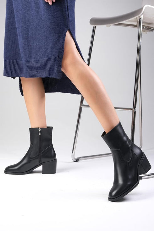 جزمة نسائية أسود اللون بكعب عالي