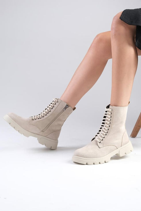 جزمة قصيرة باللون البيج