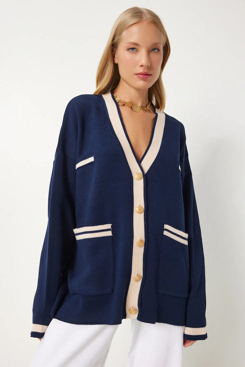 جرزة صوفية مخططة باللون الأزرق الغامق