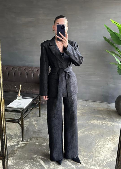 طقم قطعتين مع حزام باللون الأسود