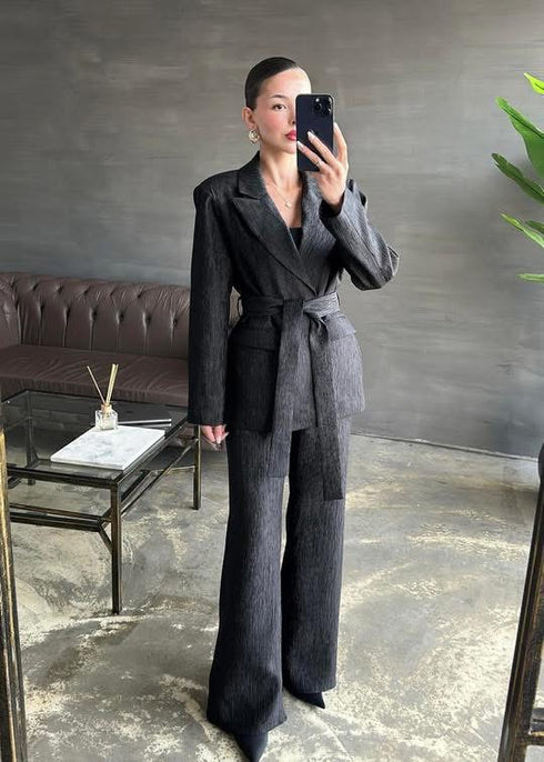 طقم قطعتين مع حزام باللون الأسود