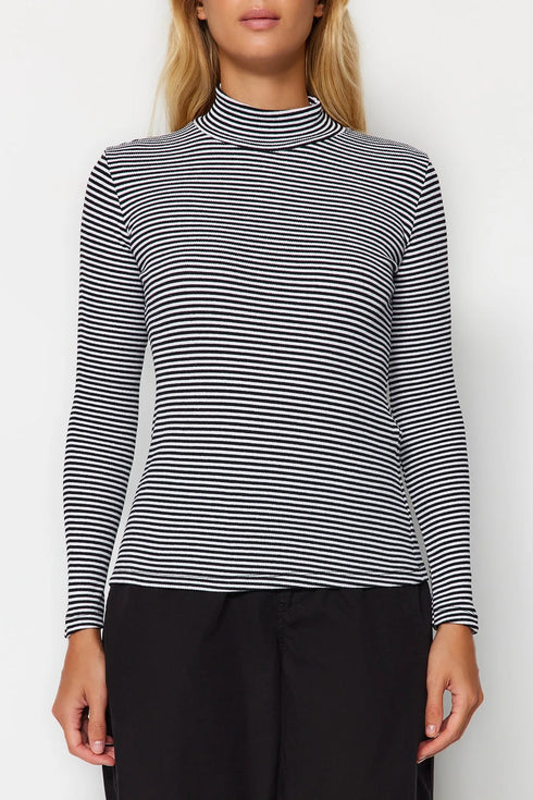 بلوزة بأكمام طويلة مخططة باللون الأسود