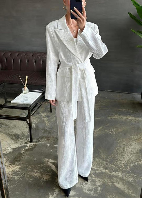 طقم قطعتين مع حزام باللون الأبيض اللولي