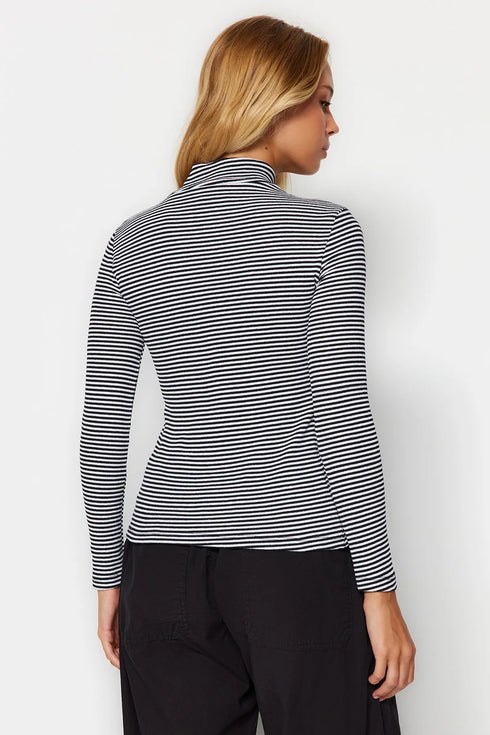 بلوزة بأكمام طويلة مخططة باللون الأسود